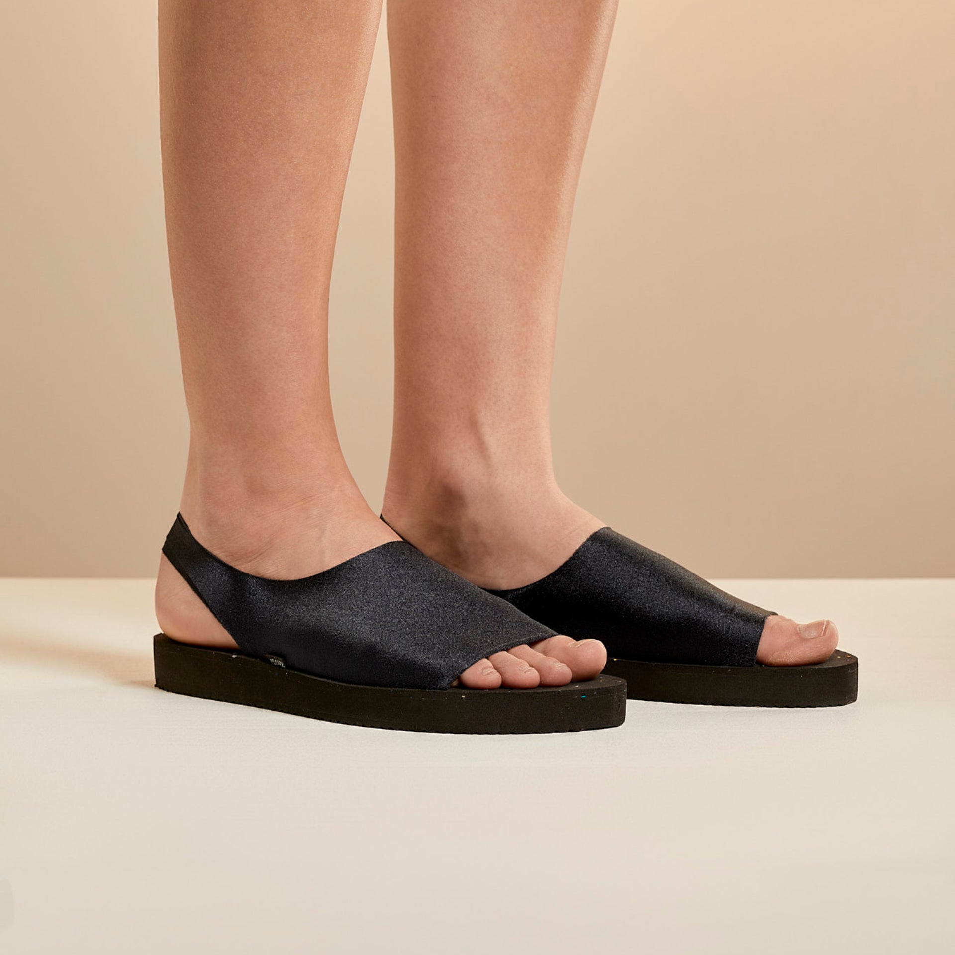 Jednodílné sandály Plove Light Black