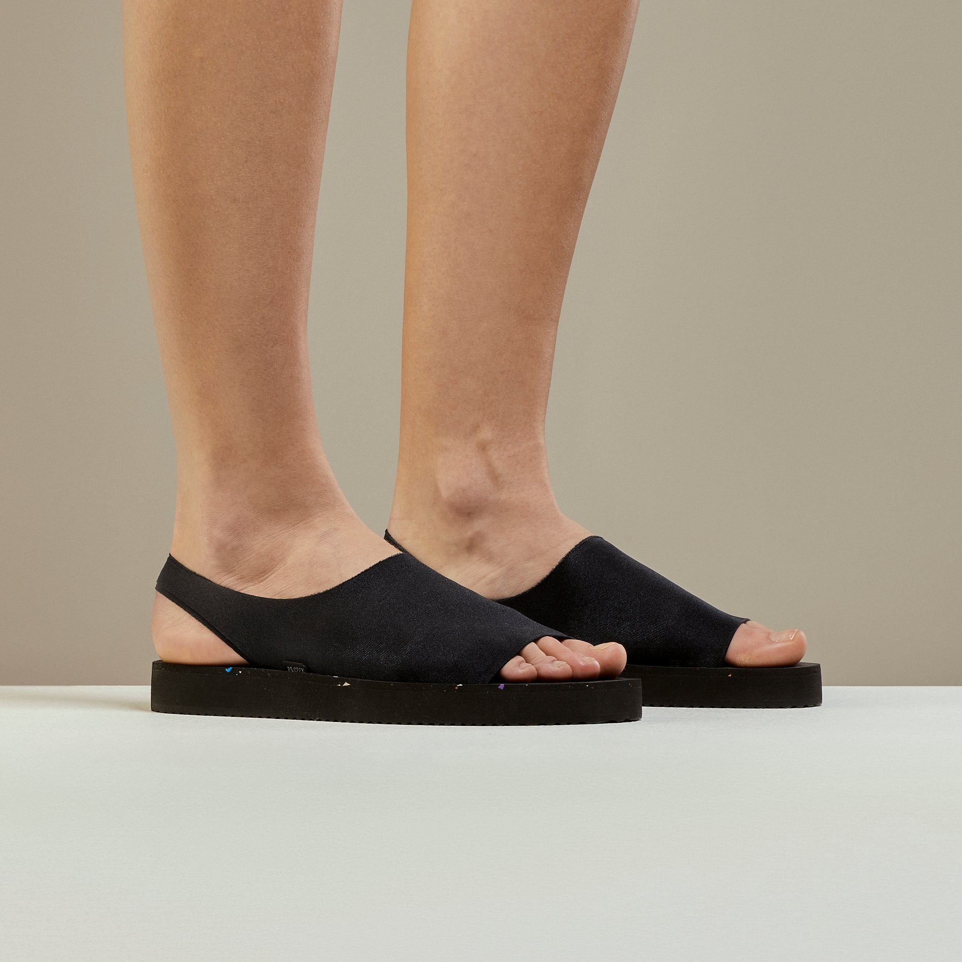 Jednodílné sandály Plove Light Black