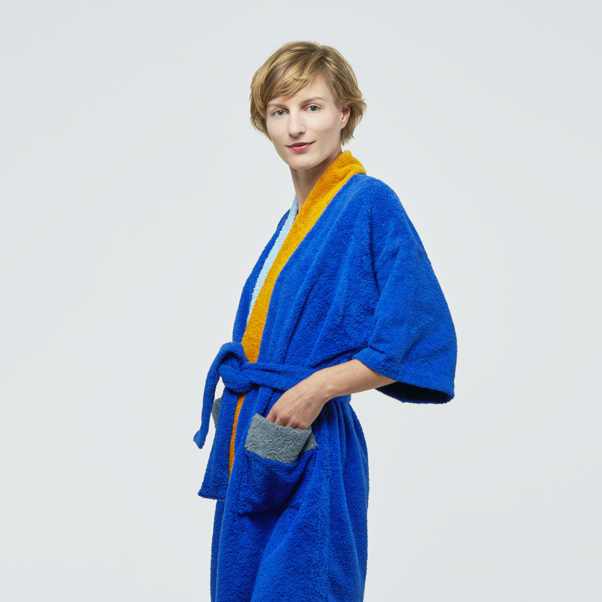 Originální a měkoučký froté župan bude vaším skvělým společníkem. Kimonový střih se zavinováním v pase zaručuje pohodlí a komfort při nošení.