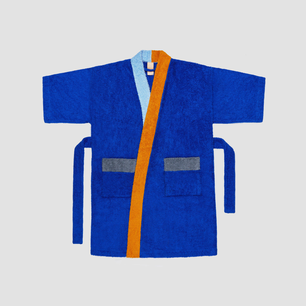 Originální a měkoučký froté župan bude vaším skvělým společníkem. Kimonový střih se zavinováním v pase zaručuje pohodlí a komfort při nošení.