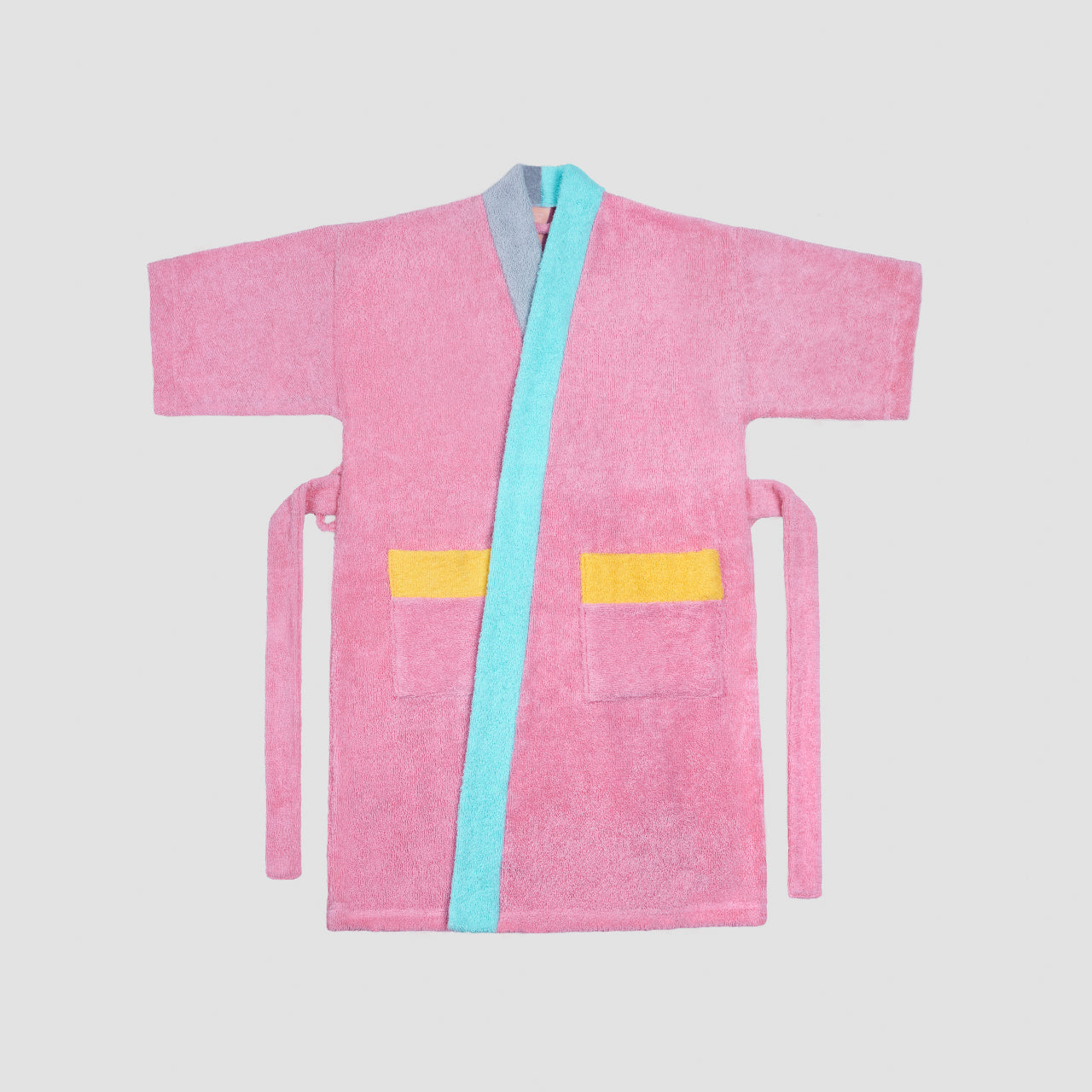 Originální a měkoučký froté župan bude vaším skvělým společníkem. Kimonový střih se zavinováním v pase zaručuje pohodlí a komfort při nošení.