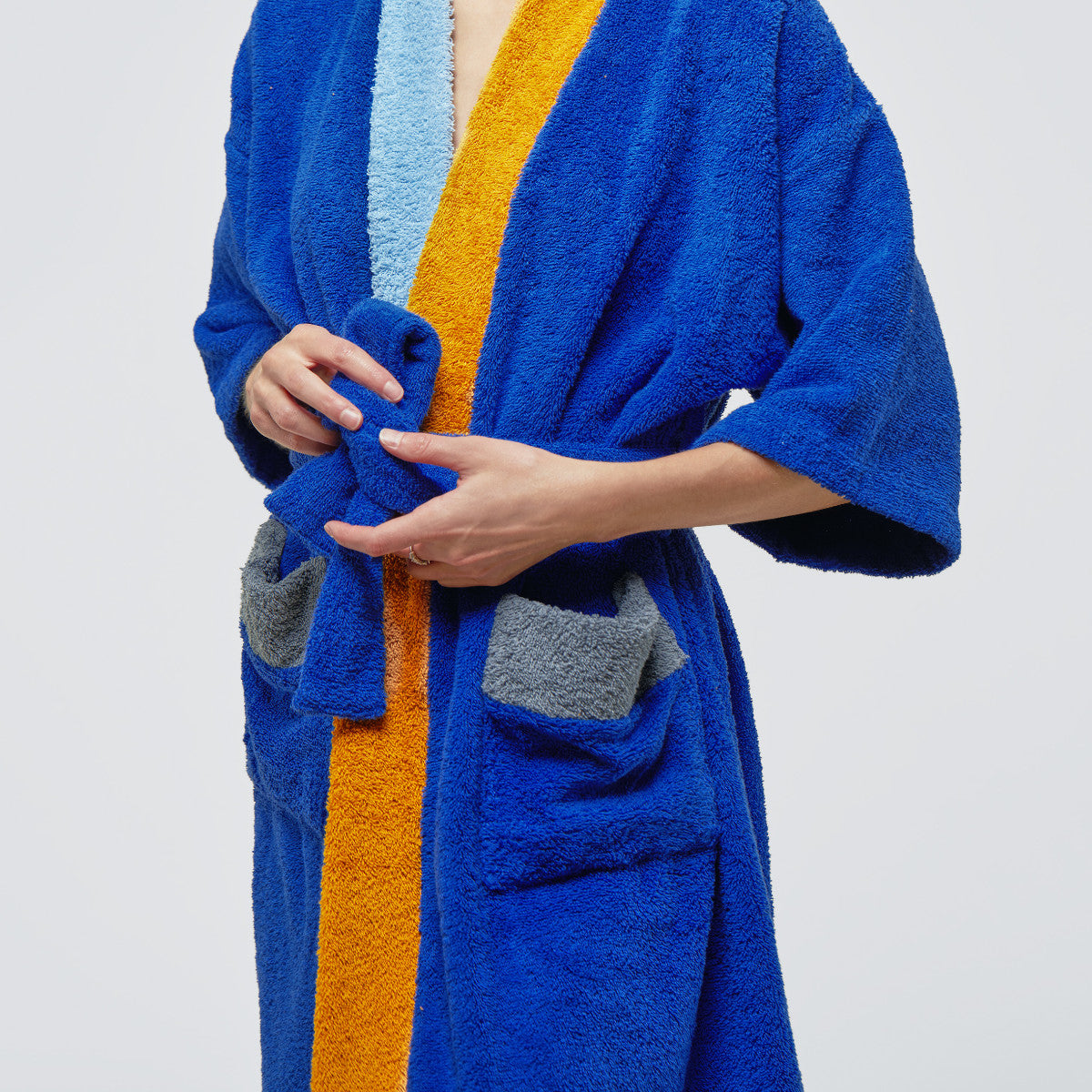 Originální a měkoučký froté župan bude vaším skvělým společníkem. Kimonový střih se zavinováním v pase zaručuje pohodlí a komfort při nošení. 