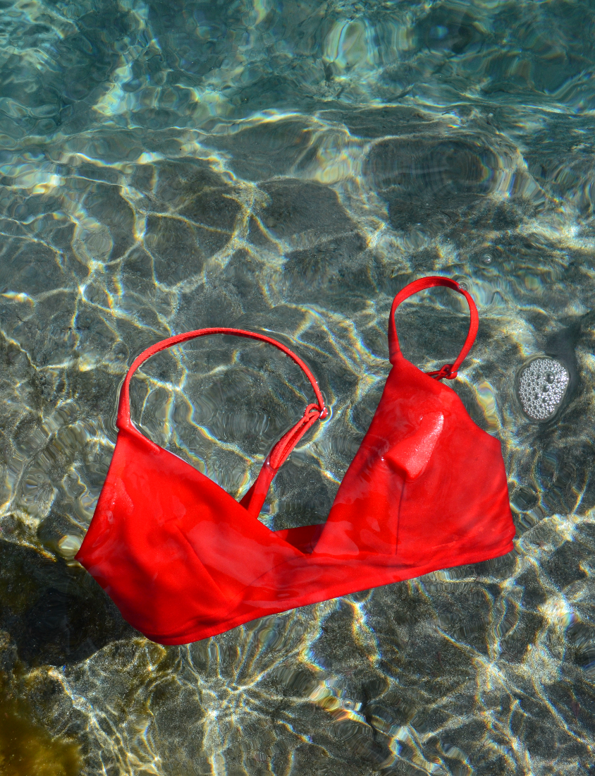 Dvoudílné plavky Donna ve výrazné červené podtrhnou vaši ženskost a přirozenou krásu.
